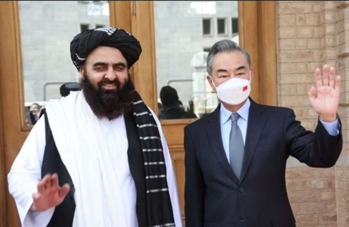 afghanistan_foreign_minister_with_chinese_diplomat.jpg