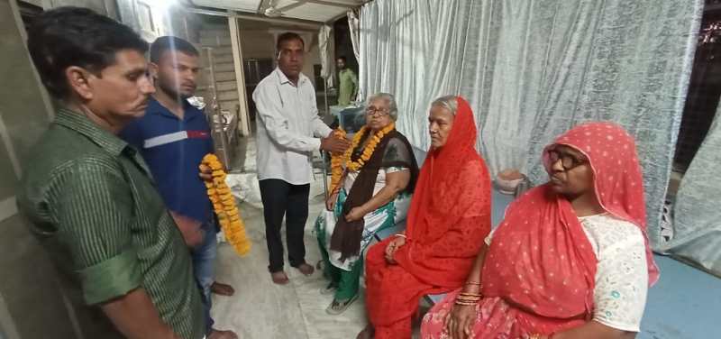 अपनों से दूर फिर भी उनकी सलामती की कामना हर रोज