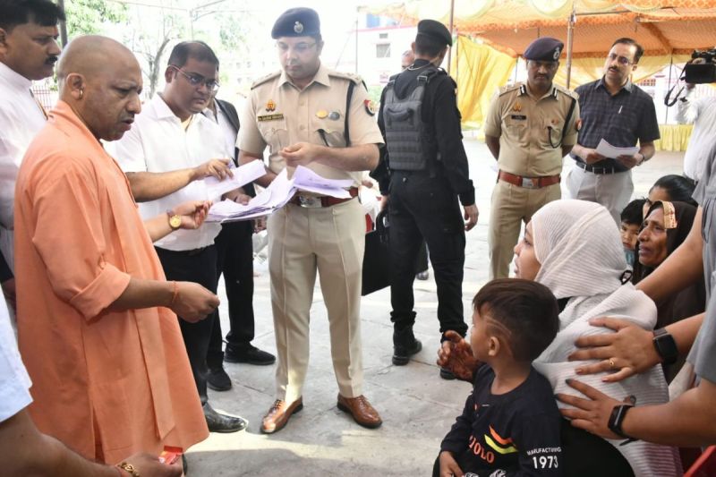 jantaaa.jpg Gorakhpur news, gorakhpur today news, gorakhpur uttar pradesh, cm yogi tasveer, गोरखपुर न्यूज़, गोरखपुर खबर, up news,CM listened to people problems in Janata Darshan, जनता दर्शन में CM ने सुनीं लोगों की समस्याएं