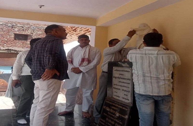 अज्ञात जनों ने महात्मा गांधी की प्रतिमा की क्षतिग्रस्त, लोगों में आक्रोश