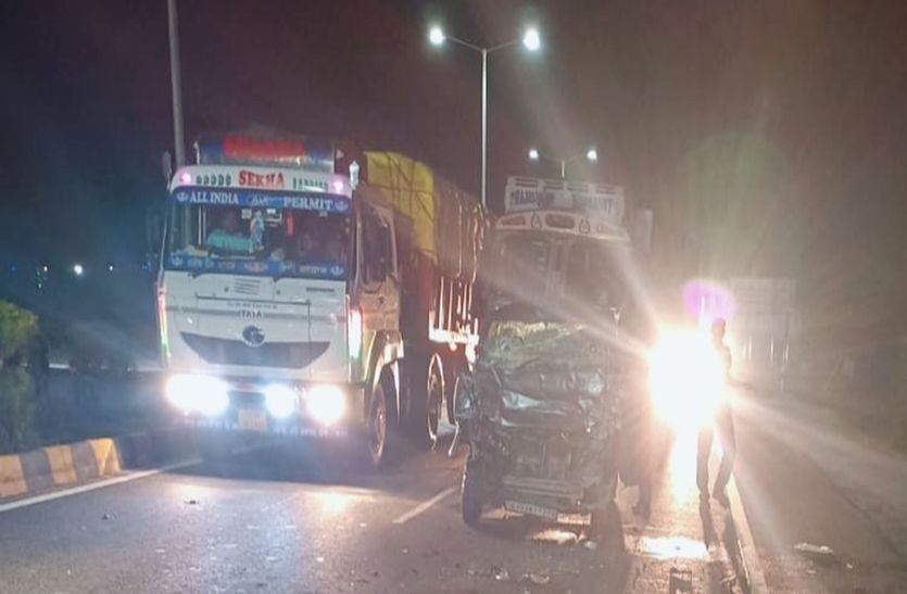 सड़क किनारे खड़े ट्रक में घुसी कार, दम्पती सहित पांच घायल