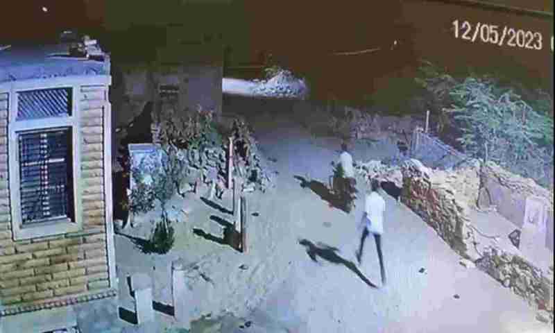 Crime: आए दिन घरों व सार्वजनिक स्थलों से चोरी हो रही मोटर साइकिलें, बेबस तंत्र