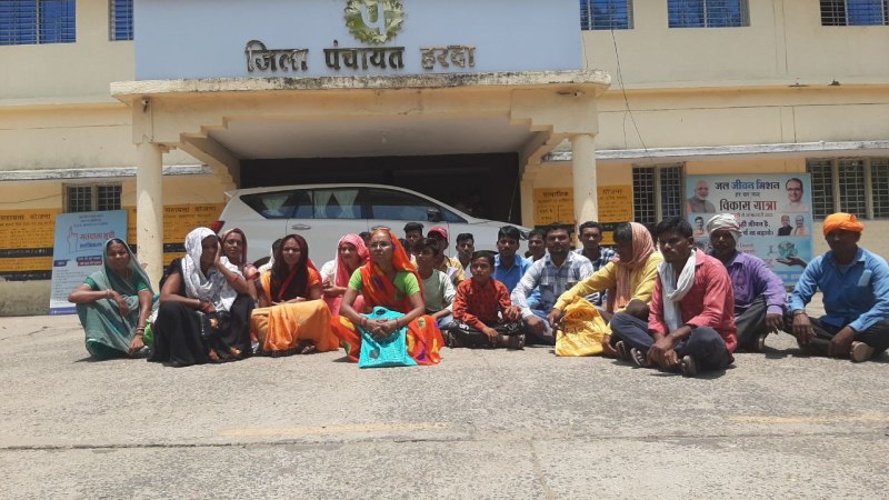 साहब,जाति प्रमाण पत्र नहीं बना सकते तो हमारी जाति बदल दो, साहब,जाति प्रमाण पत्र नहीं बना सकते तो हमारी जाति बदल दो