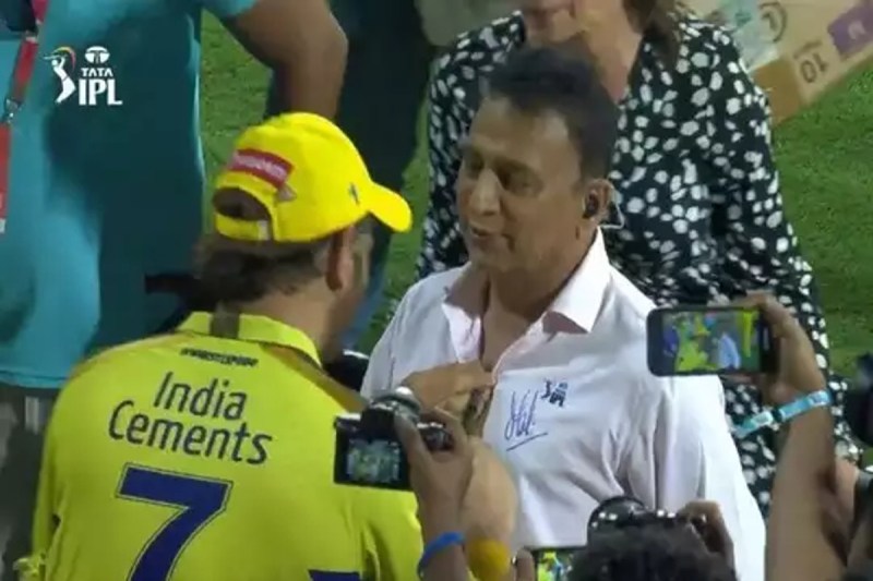 ipl-2023-sunil-gavaskar-takes-autograph-on-his-shirt-from-ms-dhoni-big-reason-reveled.jpg