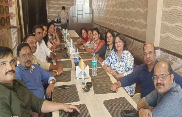 रेस्टोरेंट में खाने के दौरान यादें ताजा करते विक्रम विवि के अल्युमनी।