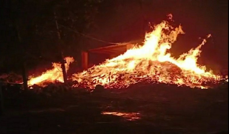 fire: आंधी के दौरान आरा मशीन पर लकडिय़ों व तूडी में लगी आग