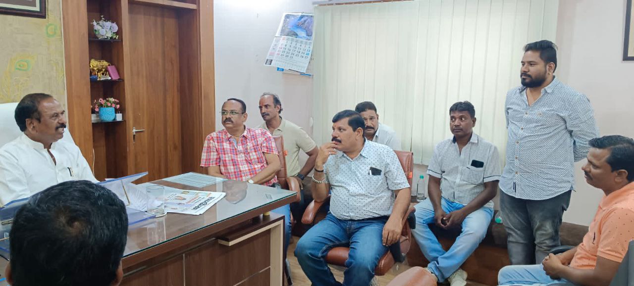 नगर निगम रिमूवल विभाग के अधिकारियों की बैठक लेते राजस्व प्रभारी निरंजनसिंह चौहान