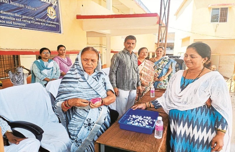 प्रवेश प्रक्रिया: विवेकानंद स्कूल में लॉटरी के जरिए एडमिशन के लिए चुने गए बच्चे