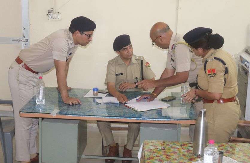 देखों वीडियो...प्रेमी ने पुलिस चौकी के सामने दिनदहाड़े चाकू से गोदकर की विवाहिता की हत्या