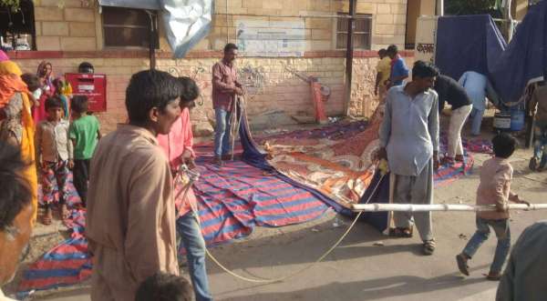   कलक्ट्रेट के बाहर से धरना उठाते हुए।  