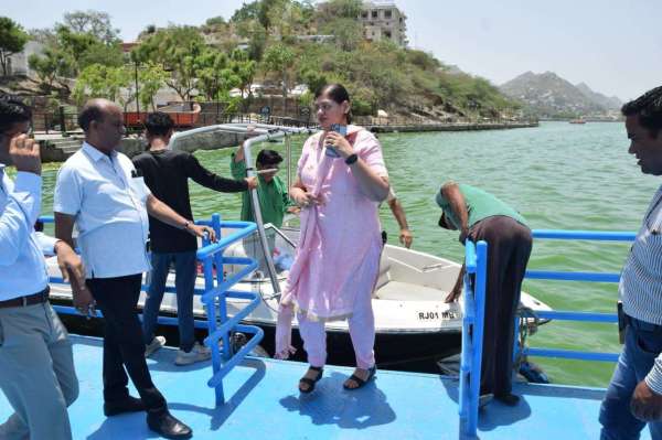 Collector on action mode...Inspection of water hyacinth in aanasagar
