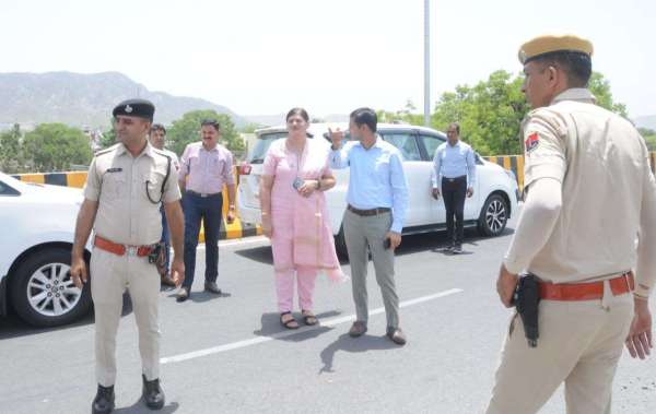 Collector on action mode...Inspection of water hyacinth in aanasagar