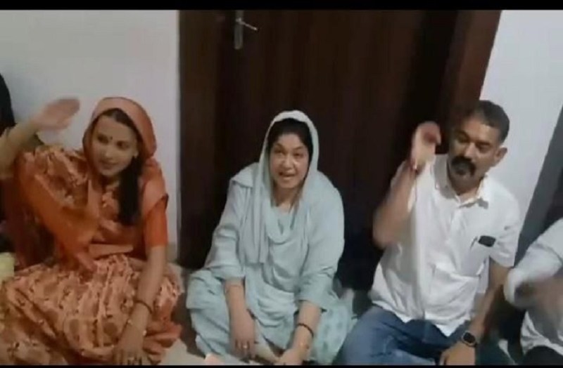 निगम आयुक्त केवीएस चौधरी ने मिलने का समय नहीं दिया तो नाराज कांग्रेसी पार्षदों ने निगमायुक्त केबिन के बाहर किया प्रदर्शन, चिपकाया मांग पत्र