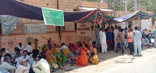 धरना देकर बैठे पाक विस्थापित परिवार