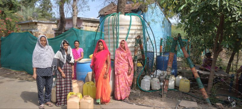 सुबह 5 बजे से उठकर दूर लगे नलों से भरते हैं पानी, दिन में नपा के टैंकर आने की राह ताकते हैं लोग