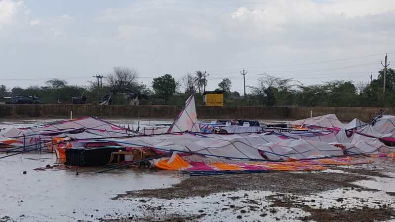 आया तूफान तो यहां गिर गया महंगाई राहत शिविर का टेंट