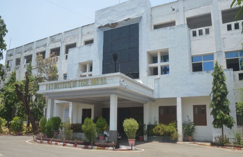 एसजीएसआइटीएस में एलुमनी के दान से उड़ाई दावत, देश-विदेश से आया पैसा