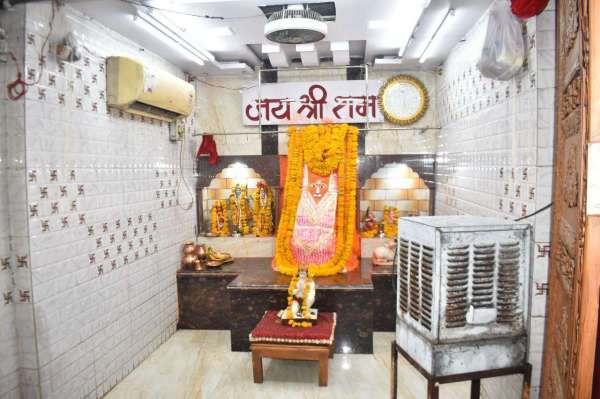 तपिश का असर: भगवान को गर्मी से बचाने लगाए एसी और कूलर