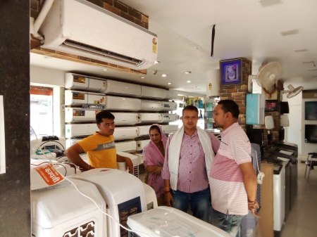 गर्मी की तपन व शादियों की धूम से एसी, कूलर, पंखों के व्यवसाय में गर्माहट