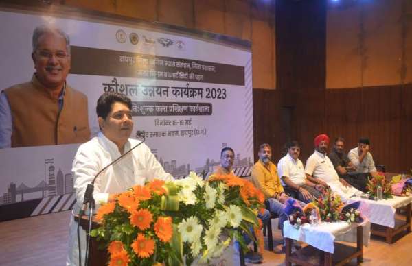 शहीद स्मारक भवन में आयोजित हुए कौशल उन्नयन कार्यक्रम पर रायपुर जिला खनिज न्यास संस्थान, जिला प्रशासन नगर निगम और स्मार्ट सिटी ने संयुक्त रूप से पहल की शुरुआत की।