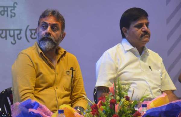 शहीद स्मारक भवन में आयोजित हुए कौशल उन्नयन कार्यक्रम पर रायपुर जिला खनिज न्यास संस्थान, जिला प्रशासन नगर निगम और स्मार्ट सिटी ने संयुक्त रूप से पहल की शुरुआत की।