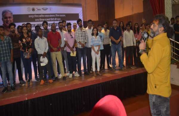 शहीद स्मारक भवन में आयोजित हुए कौशल उन्नयन कार्यक्रम पर रायपुर जिला खनिज न्यास संस्थान, जिला प्रशासन नगर निगम और स्मार्ट सिटी ने संयुक्त रूप से पहल की शुरुआत की।