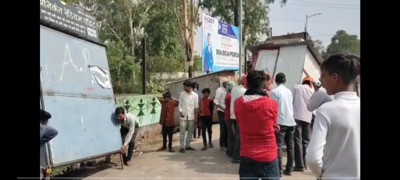 8 गुमटियों व ईंट से भरी 15 ट्रेक्टर-ट्रालियों को सड़कों से हटाया