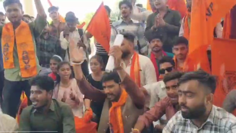 कलेक्टर ने कहा-यह तरीका ठीक नहीं, पदाधिकारी बाले- पूर्व ज्ञापन पर कार्रवाई होती तो हम आते ही क्यों