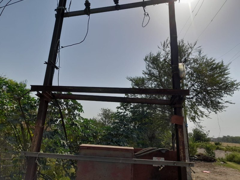 बिजली कंपनी ट्रांसफार्मर उतार ले गई, अब तक नहीं लगाया