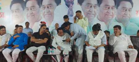 इंदौर में भजन संध्या में शामिल हुए कांग्रेस प्रदेशाध्यक्ष कमलनाथ, कांग्रेस जिलाध्यक्ष सदाशिव यादव से चर्चा करते हुए