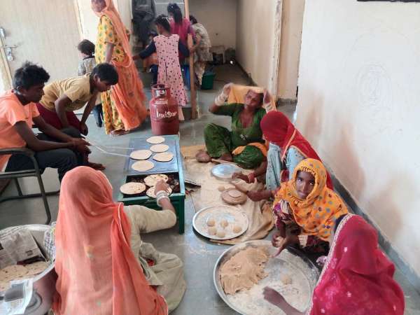  रोटियां बनाती विस्थापित परिवारों की महिलाएं व युवतियां।