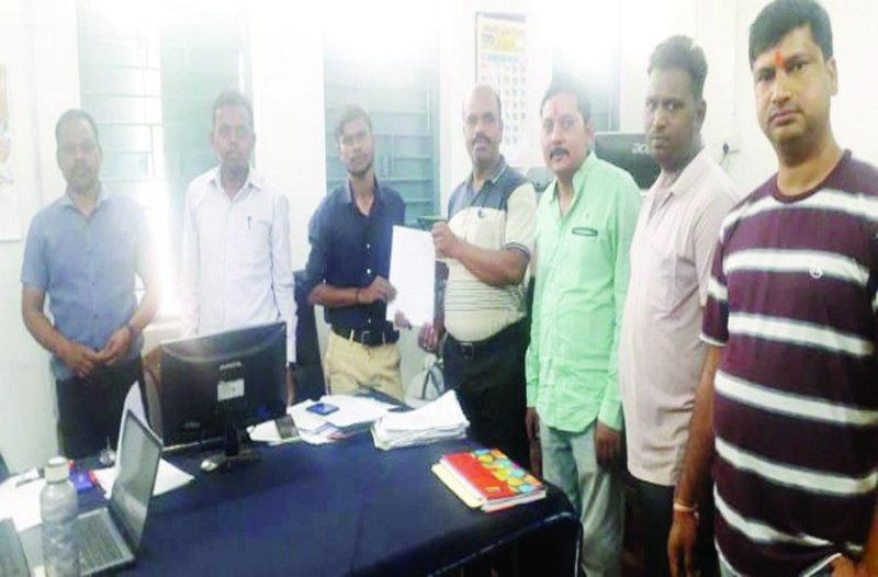 Villagers of Tapkara handing over memorandum to Tehsildar.