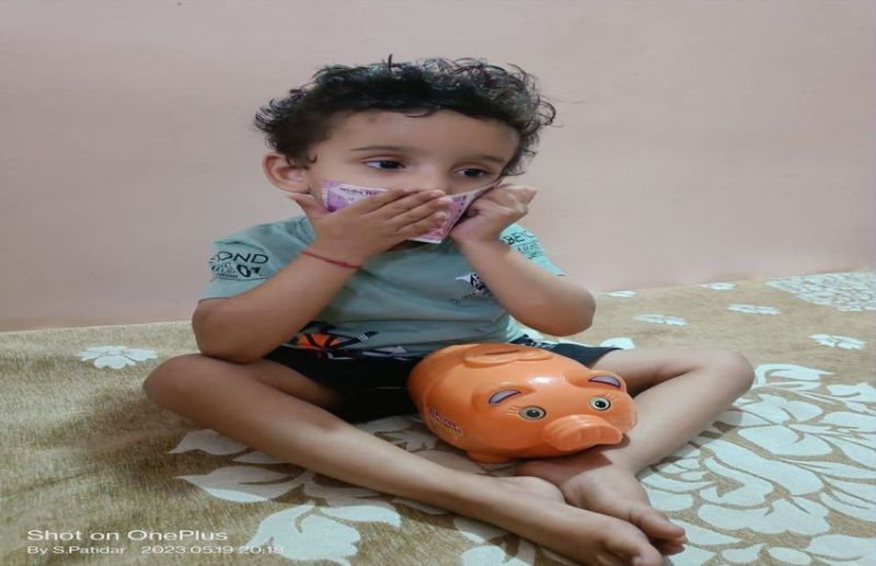 गुल्लक फोड़ें, 2000 के नोट हैं तो बैंक में जमा कराएं, नहीं तो परेशानी तय