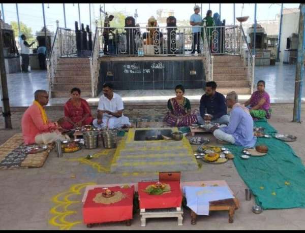 शनि जयंती... मूर्ति पर चढ़ाया तेल, हवन में दीं आहुतियां