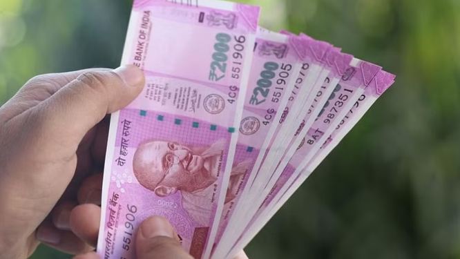 Traders were happy in Varanasi after the ban of 2000 Rupee Note