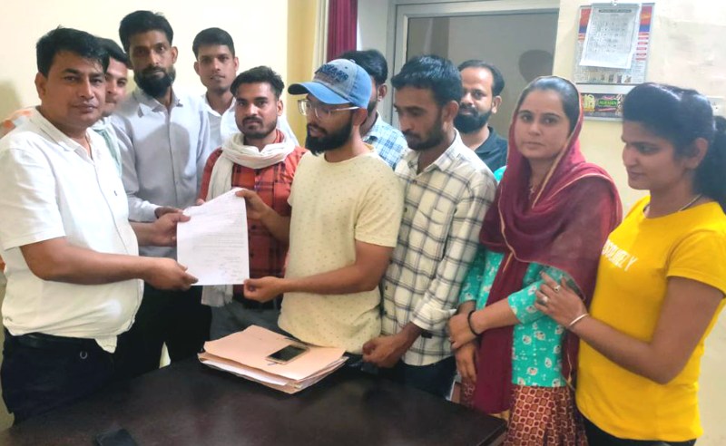 कम्प्यूटर ऑपरेटर्स ने अनिश्चितकालीन आंदोलन की दी चेतावनी