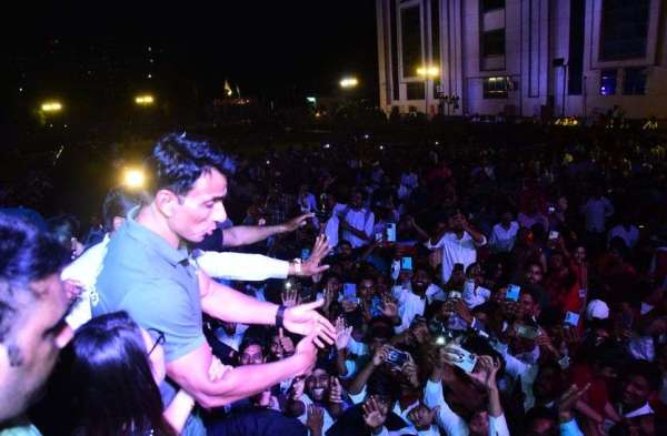 बॉलीवुड अभिनेता सोनू सूद 