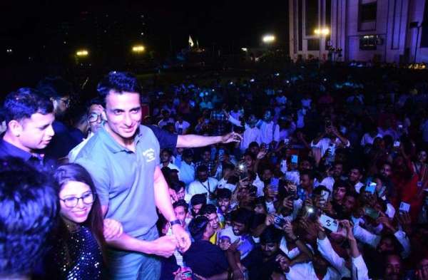 बॉलीवुड अभिनेता सोनू सूद 