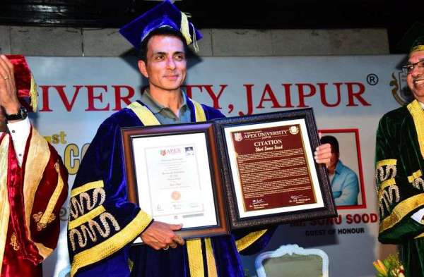 बॉलीवुड अभिनेता सोनू सूद 