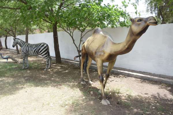 लोगों को पसंद आ रहा आर्टिफिशल जू, देखें फोटो