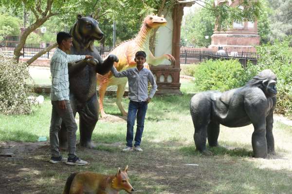 लोगों को पसंद आ रहा आर्टिफिशल जू, देखें फोटो