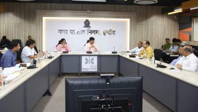  कॉलोनी सेल के अधिकारियों के साथ बैठक करते महापौर पुष्यमित्र भार्गव