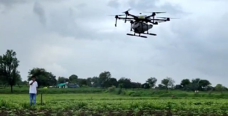 कीट नाशक व खाद छिडक़ाव के अलावा प्रशिक्षित किसानों के लिए अतिरिक्त आय का जरिया बनेंगे ड्रोन