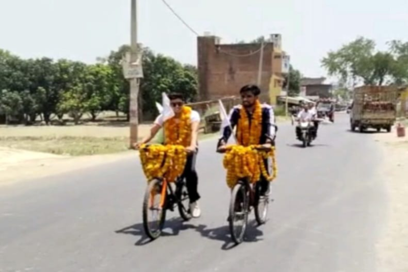 Kaushambi news: जल संरक्षण की मुहिम दो युवाओं का साहस करेंगे साइकिल यात्रा
