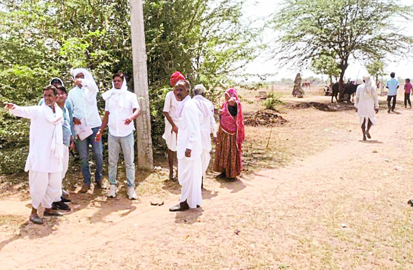 राजस्व टीम ने गांव के रास्तों से हटवाए अतिक्रमण तो ग्रामीणों की राह हुई आसान