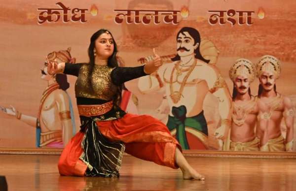  महाभारत के पत्रो को परदे पर चित्ररित किया गया। इनको प्रदर्शित करते हुए उनमें की अच्छाई और बुराईयो पर प्रकाश डाला गया। 