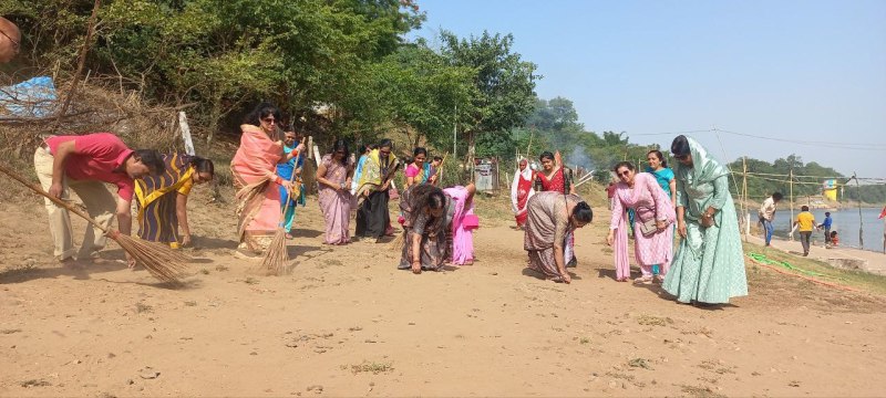 पत्रिका अमृतम जलम्: मातृशक्तियों ने लगाई झाड़ू, उठाया कचरा, घाट को पानी से धोया
