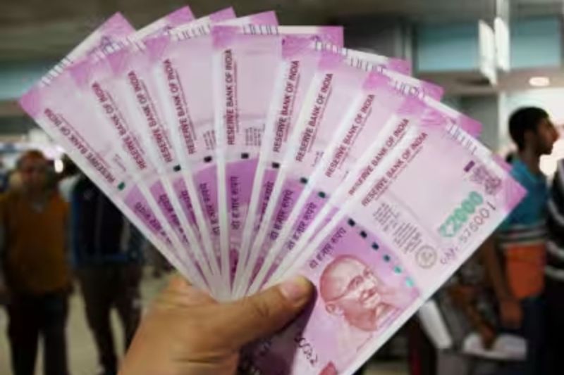 Income Tax Department monitor deposit Rs 2,000 Rupee note in bank