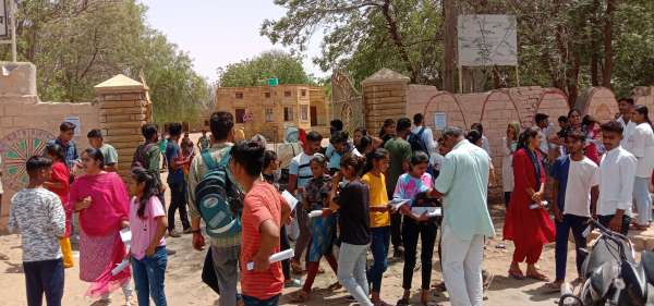 परीक्षा देने पहुंचे अभ्यर्थी