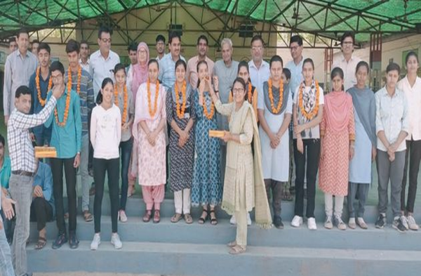 Photo Gallery: -  मेहनत रंग लाई- सम्मान पाकर खिल उठे छात्र-छात्राओं के चेहरे